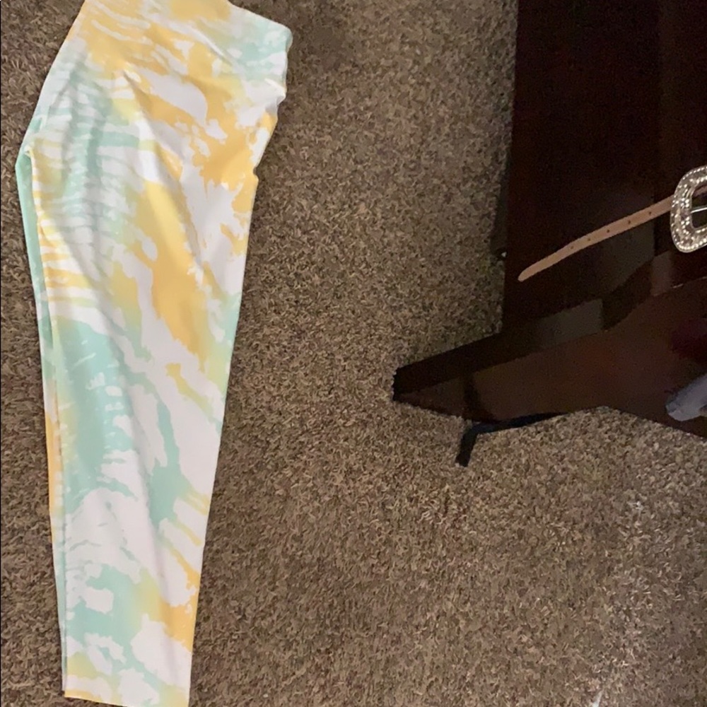Fabletics leggings calf size. Never been worn.
